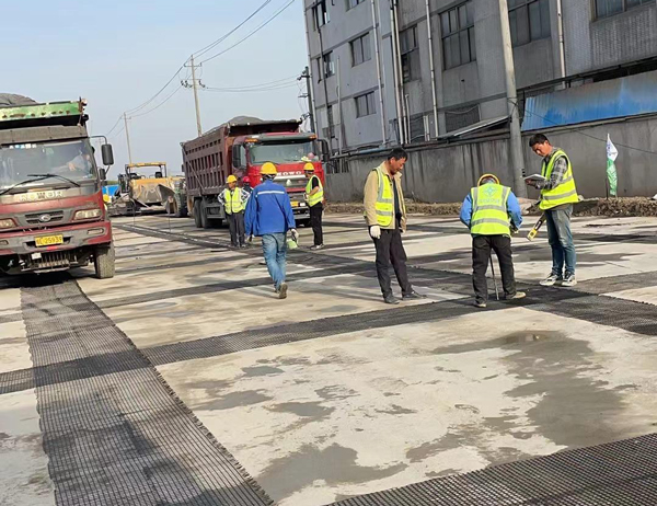 大兴安岭老材料的新故事：玻璃纤维土工格栅如何在‘白改黑’浪潮中重获新生？